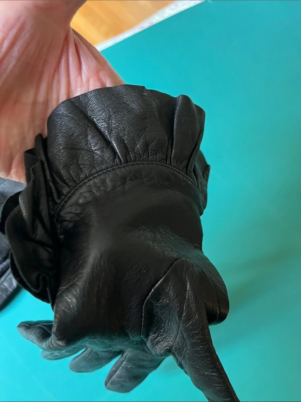 Intercontinental leather women’s black leather gloves. Size M/ 7